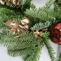 Karangan Bunga Natal dari Daun Pinus