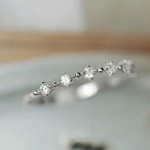 Anello a fascia impilabile dal design semplice per donna - Product Image 2