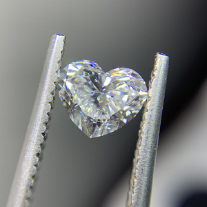 Anello di Fidanzamento F718 per Donna in Oro Bianco con Diamante Taglio Cuore e Pietre Laterali Naturali di Colore D - Product Image 6