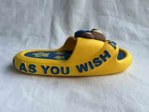 Ciabatte Gialle in EVA con Logo in Rilievo, Suola Ammortizzata, Punta Aperta, per Tutte le Stagioni, da Indossare in Casa - Product Image 1