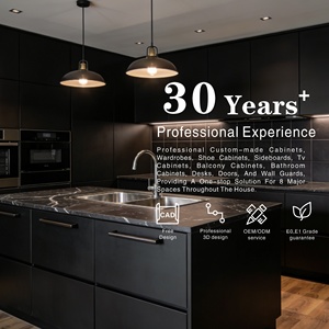 Dressing moderne de luxe avec îlot central, meuble de présentation et vasque, en aggloméré décoratif <span class=keywords><strong>EGGER</strong></span> foncé, grain de <span class=keywords><strong>bois</strong></span>, et armoire en verre - Product Image 4
