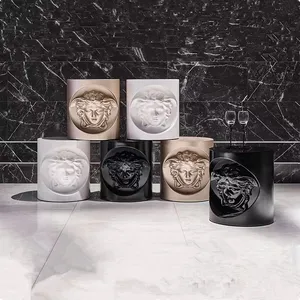 Table d'appoint pour salon design italien de luxe avec logo 3D noir blanc or