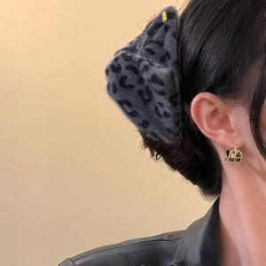 Hiver Mineur ~ Retro Hong Kong Style Rivets Flocage Shell Hairpin Automne Nouveau Grab Clip Shark Clip Elegant Headwear Hair - Product Image 1