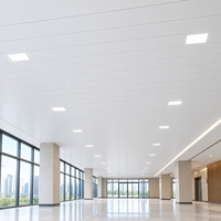 Panneaux de plafond en PVC en gros, faciles à installer, imperméables, carreaux de plafond en plastique personnalisés pour la décoration intérieure