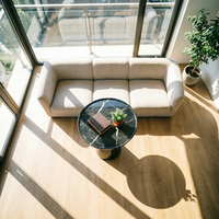 Table d'appoint élégante et moderne à base haute en marbre Nero Marquina, idéale pour les bars d'hôtels de luxe et les cafés haut de gamme