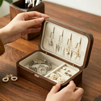 Boîte à bijoux en bois portable de voyage Tancy avec coins arrondis, fermeture magnétique, design personnalisable, intérieur en velours