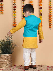 Lindo niño pequeño con traje festivo tradicional indio sentado en un taburete con fondo de decoración floral, retrato sonriente - Product Image 2