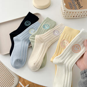 Usine en Chine Vente en gros Chaussettes d'école de mode respirantes de bonne qualité pour garçons et filles avec dessin animé - Product Image 5