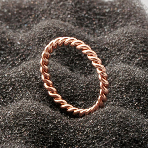 Bague torsadée style star de la télévision coréenne, type géométrique, en or rose, pour femme, en acier titane, fabrication directe - Product Image 3
