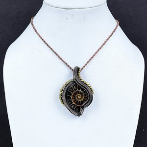 Pendentif en ammonite naturelle de style classique, serti sur fil de cuivre fait main, personnalisable, service d'échantillons, vente en gros - Product Image 2