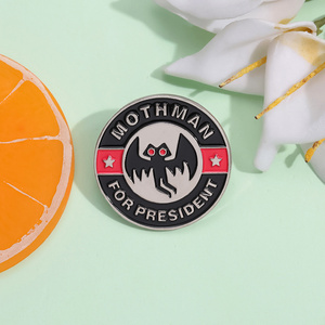 Mothman เข็มกลัดเคลือบรูปยุงบินเข้มป้ายโลหะติดปกเสื้อรูปฮาโลวีนแนวพังก์ของขวัญเครื่องประดับสำหรับเพื่อนเด็ก - Product Image 2