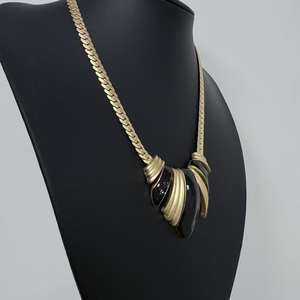 Hot Retro Black Gold Triángulo invertido Aleación de cobre Cadena de hueso de <span class=keywords><strong>serpiente</strong></span> Temperamento Mujeres con cadena cubana Collar con colgante de oro - Product Image 5