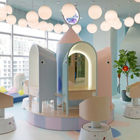 Ensemble de design d'intérieur personnalisé pour salon de coiffure pour enfants : fauteuils de barbier, comptoir de service, présentoir de vente au détail, boutique de coiffure tendance pour enfants