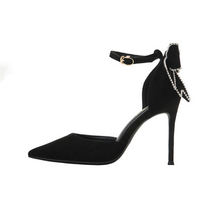 Sandalias de mujer 2025 de gamuza negra con tacón de aguja, punta cerrada, diseño hueco y correa al tobillo con lazo de diamantes de imitación - Product Image 1