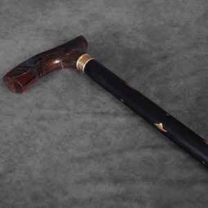 Elegante Bastón de Madera Hecho a Mano con Incrustaciones de Resina, Perfecto para la Asistencia Diaria al Caminar o como Regalo - Product Image 1