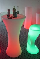 Table de bar d'extérieur légère et portable en PE moulé par rotation avec éclairage LED RGB à 16 couleurs changeantes et télécommande