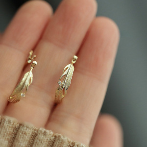 Pendientes de Aro con Plumas para Mujer, Diseño Pequeño y Delicado, Joyería Versátil para Uso Diario y Oficina - Product Image 2