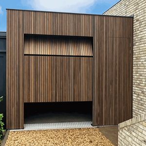 Porte de garage sectionnelle automatique moderne, pliable, construction en alliage d'aluminium à grain de bois, isolation thermique, insonorisation, antivol - Product Image 2