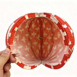 Lanternes en papier accordéon rondes EASTTERN de couleur rouge avec petite croix blanche, lanterne suisse pour décorations de festivals et de fêtes - Product Image 3