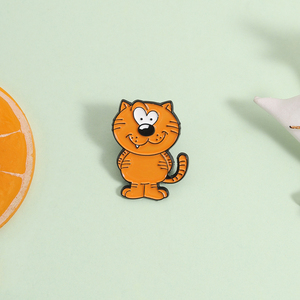 Broches en émail de chat jaune de dessin animé, chat mignon aux yeux en forme de cœur, sourire, broche de revers, vente en gros - Product Image 2