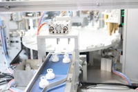 Machine 2-en-1 pour l'insertion et l'assemblage de tampons de fermeture à ressort pour sachets de gel de silice déshydratant
