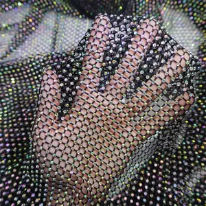 Maglia di cristallo elasticizzata con perline di perle arcobaleno nero lucido per indumento di abbigliamento per abiti