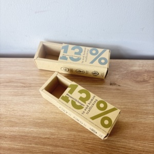 Scatola scorrevole minimalista in carta riciclabile con <span class=keywords><strong>tipografia</strong></span> audace e finitura kraft naturale per esposizione retail sostenibile - Product Image 6