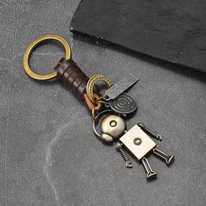 Llavero de metal con robot móvil, colgante de herramientas de aleación y cuero tejido vintage, regalo personalizado creativo - Product Image 5