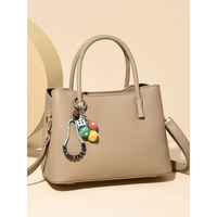 Sac à bandoulière carré structuré en cuir PU imperméable de couleur unie pour femme avec poignée supérieure et fermeture éclair, portable, avec breloque