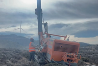 Foreuse rotative portative sur chenilles à moteur diesel pour fondations de panneaux photovoltaïques