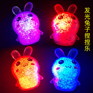 Jouet anti-stress créatif et mignon en mousse lumineuse clignotante en forme de lapin, jouet à presser LED en TPR à rebond lent pour la décompression - Product Image 6