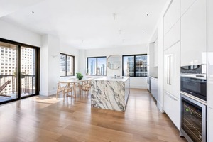 Gabinetes de <span class=keywords><strong>Cocina</strong></span> Modernos Personalizados con Acabado Brillante, Puertas sin Tiradores, Juego Modular de Isla para Proyecto de Apartamento tipo Penthouse - Product Image 2