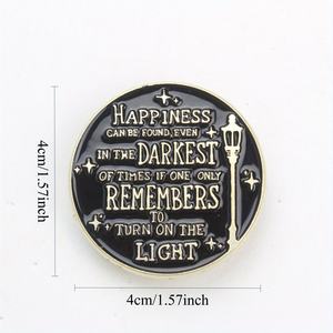 Broche avec citation magique de roman - 'LA FELICITÉ PEUT ÊTRE TROUVEE MALGREMENT dans les périodes les plus sombres <span class=keywords><strong>si</strong></span> l'<span class=keywords><strong>on</strong></span> <span class=keywords><strong>se</strong></span> souvient seulement de l'adage : ALLUMEZ LA LAMPE' - Product Image 4