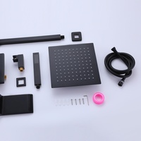 Système de douche contemporain noir mat en laiton avec pommeau pluie, bras flexible courbé et douchette multi-jets pour appartement et hôtel