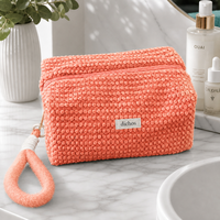Pochette de maquillage en tissu gaufré doux avec logo personnalisé, légère, pour femmes, avec fermeture éclair et petite poignée, idéale pour les voyages