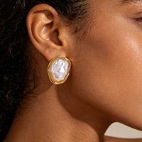 Boucles d'oreilles clous florales en acier inoxydable avec accents de perles blanches irrégulières et pierre centrale transparente, bijoux de mode pour femmes, cadeau, vente en gros