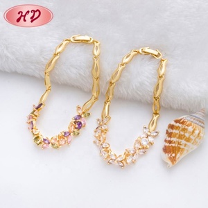 Nouveau Bracelet Jonc Plaqué Or Tanishq avec Diamants pour Femme – Modèles Tendance pour l'Amitié - Product Image 4
