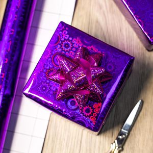 Papel de regalo con diseño de engranajes metálicos morados, estilo bohemio, sensible a la luz, con líneas de corte en la parte posterior, personalizable. - Product Image 1