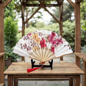 Élégant éventail pliant en soie blanche, style chinois, cadeau de mariage avec gravure personnalisée, motif floral peint, en bambou - Product Image 1