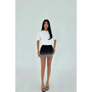 Mini-jupe gothique moderne en cuir noir avec détails en pierres, patchwork de soie véritable et volants, coupe ajustée pour les occasions professionnelles - Product Image 2