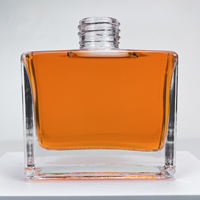 Bouteille en verre carrée transparente à paroi épaisse pour spiritueux et boissons, vente en gros directe usine Chine