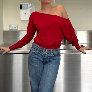 Camiseta de manga larga con hombros descubiertos para mujer, de punto de poliéster de color liso, ajustada - Product Image 1