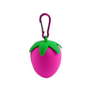 Dispensador de Bolsas para Excremento de Mascotas, Diseño de Fresa, Silicona, Portátil, con Mosquetón y Bolsa de Plástico - Product Image 2