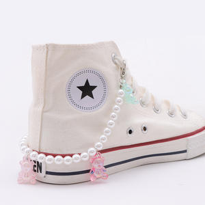 Cadena para zapatos con colgante de oso de peluche de imitación de perla en color caramelo para zapatillas de lona, accesorio informal unisex. - Product Image 1