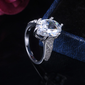 Anello Nuziale Oversize con Zircone Ovale per Donne, Gioiello da Dito di Lusso alla Moda - Product Image 2