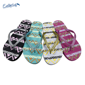 Nueva zapatilla plana de moda de verano para mujer, chanclas cómodas y ligeras para playa al aire libre - Product Image 6