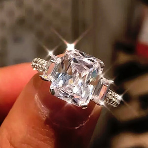 Anello Solitario da Donna con Zirconia Cubica Quadrata Fashion Princess, Fascia in Rame Placcato Rodio, Gioiello Romantico per Fidanzamento e Promessa - Product Image 1