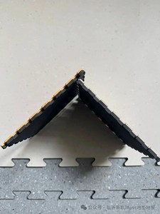 Piastrella Antiscivolo in PVC 500mm*500mm con Rivestimento PUR, Resistente al Traffico Intenso, per Carrelli Elevatori e Uso Industriale - Product Image 3