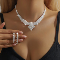 Ensemble de collier et boucles d'oreilles en strass avec design à griffes entièrement serties de diamants, vente en gros d'accessoires très demandés