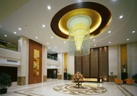 Hall d'entrée intérieur médaillon jet d'eau tapis pierre coupe marbre sol incrustation sol médaillons de marbre et motifs jet d'eau